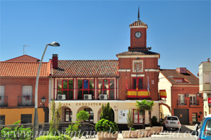 Ajalvir, Edificio del Ayuntamiento, ampliado y rehabilitado a finales del siglo XX (1994). Se encuentra situado en el lateral Sur de la Plaza de la Villa