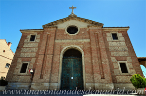 Ajalvir, Portada principal del templo, abierta a la Calle Mayor