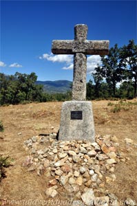 Alameda del Valle, En el camino de la Ermita de Santa Ana, se encuentra esta cruz con la siguiente inscripción en la placa de su pedestal: En memoria a todos los vaqueros y pastores que pisaron estas tierras./ Alameda del Valle 1999