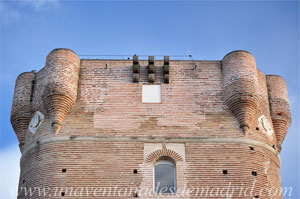 Arroyomolinos, Matacn Norte y escudos de los Seores de Casarrubios del Monte situados entre las escaraguaitas (torrecillas cilndricas saledizas) Noroeste y Nordeste