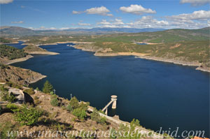 El Atazar, Embalse de El Atazar con su torre de toma de agua abajo en el centro