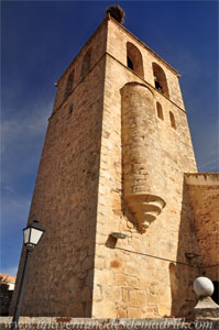 Braojos de la Sierra, Torre-campanario del templo. Obsérvese a la derecha la caja, en forma de cono invertido, que contiene la escalera interior.