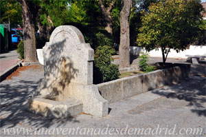 Brunete, Fuente y pilón de piedra en el parque de la Plaza de Altozano. Siglo XX