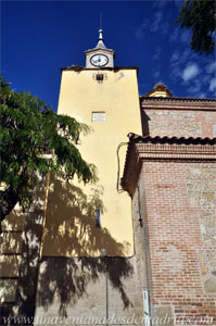 Brunete,  Torre de la iglesia, rematada con un reloj y cubierta por un chapitel
