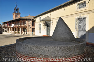 Casarrubuelos, Solera (piedra inferior) y rulo (muela de piedra troncocónica superior) de un molino situadas en la Plaza de la Constitución. A la derecha, se encuentra una de las viviendas señaladas de la población, y al fondo, el Ayuntamiento Casarrubuelos, Solera (piedra inferior) y rulo (muela de piedra troncocónica superior) de un molino situadas en la Plaza de la Constitución. A la derecha, se encuentra una de las viviendas señaladas de la población, y al fondo, el Ayuntamiento