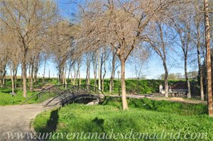 Casarrubuelos, Moderno puente sobre el arroyo del Zarzal, con la fuente y el lavadero antiguos visibles al fondo a la derecha Casarrubuelos, Moderno puente sobre el arroyo del Zarzal, con la fuente y el lavadero antiguos visibles al fondo a la derecha