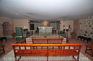 Cubas de la Sagra, Cripta del siglo XVI en donde vemos al fondo los restos del antiguo altar y una cruz de madera clavada en el mismo lugar donde, segn la tradicin, la clav la Virgen Mara