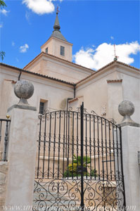 Estremera, Acceso al templo por su lateral Sur