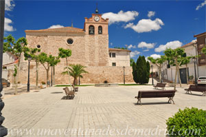 Estremera, Plaza de Juan Carlos I y hastial de los pies de la Iglesia parroquial