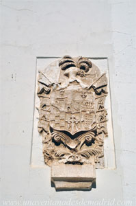 Fuentiduea de Tajo, Escudo nobiliario de la casa situada en la Plaza de la Constitucin, 5