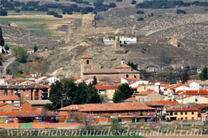 Fuentiduea de Tajo, Iglesia Parroquial de San Andrs Apstol, en el centro, y Castillo de los Piquillos, al fondo