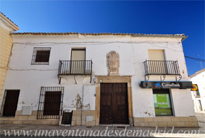 Fuentiduea de Tajo, Vivienda con portada de piedra y escudo nobiliario en Plaza de la Constitucin, 14. Siglo XVIII