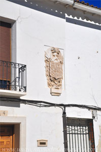 Fuentiduea de Tajo, Escudo nobiliario de piedra en las viviendas del siglo XVIII de la Plaza de la Constitucin, 4 y 5