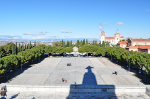 Getafe, Explanada del Cerro de los ngeles desde el Monumento al Corazn de Jess. Enfrente vemos los restos del antiguo Monumento, a la derecha de ste la Ermita y a continuacin, ms cerca de nosotros el Convento
