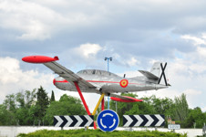 Avin Hispano Aviacin HA-200 "SAETA", primer reactor diseado y fabricado en Espaa, situado en la rotonda lindante con la Plaza Pinto, en Getafe