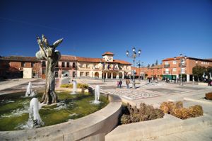 Plaza Mayor y Ayuntamiento de Grin