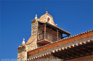 Horcajuelo de la Sierra, Balcón de madera en la espadaña de la Iglesia de San Nicolás de Bari