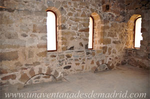 Iglesia Parroquial de San Vicente Mrtir, Segunda planta de la torre, obsrvese en el suelo los dos arcos cegados de la antigua espadaa