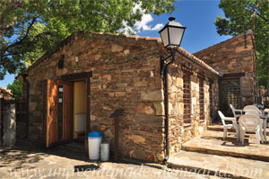 Madarcos, Antiguos lavadero (al fondo) y fragua (en primer plano) rehabilitados como establecimiento de restauracin