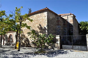 Moralzarzal. bside de la iglesia (en el centro) y lateral de la Epstola (lado Norte) a la derecha