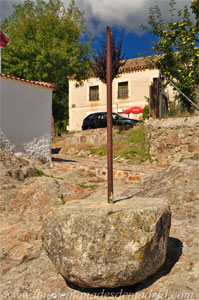 Navarredonda y San Mamés, Piedra de Reguera, o de las Veces