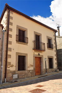 Navarredonda y San Mamés, Vivienda urbano-rural
