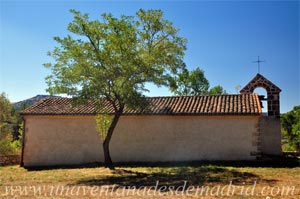 Pinilla del Valle, Parte trasera de la ermita, donde se aprecia la carencia de vanos practicados en sus muros