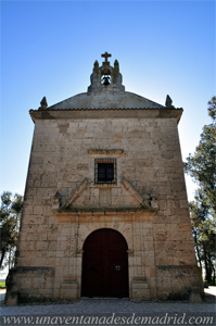 Pozuelo del Rey, Fachada principal de la ermita, con la imagen de la Virgen en el tímpano
