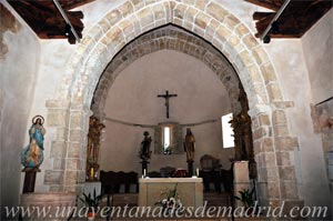 Prádena del Rincón, Arco apuntado que separa el presbiterio de la nave; al fondo, se puede ver otro arco idéntico que forma el ábside de la cabecera del templo Prádena del Rincón, Arco apuntado que separa el presbiterio de la nave; al fondo, se puede ver otro arco idéntico que forma el ábside de la cabecera del templo