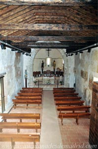 Prádena del Rincón, Nave de la iglesia, con la cabecera al fondo; la armadura de la cubierta, restaurada recientemente, cuenta con algunas piezas originales del siglo XVI Prádena del Rincón, Nave de la iglesia, con la cabecera al fondo; la armadura de la cubierta, restaurada recientemente, cuenta con algunas piezas originales del siglo XVI