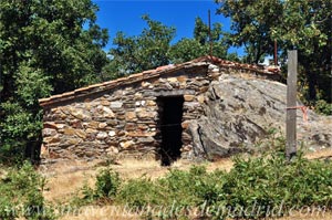 Prádena del Rincón, Chozo en la carretera M-130. Es el segundo que encontramos, a nuestra izquierda (margen Norte de la carretera), en sentido a Puebla de la Sierra Prádena del Rincón, Chozo en la carretera M-130. Es el segundo que encontramos, a nuestra izquierda (margen Norte de la carretera), en sentido a Puebla de la Sierra