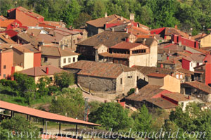 Puebla de la Sierra, Vista de la iglesia desde la loma donde se encuentra la Silla Gigante de Meira