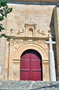Redueña, Portada renacentista de la iglesia parroquial y la cruz, que quizás formó parte de un antiguo Vía Crucis y que se levanta en el patio del templo