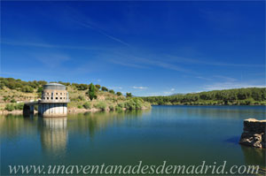 Robledillo de la Jara, Embalse de El Villar, la torre de la izquierda es la de toma de agua de la minicentral elctrica