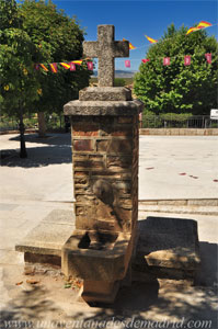 Robledillo de la Jara, Fuente instalada junto a la iglesia parroquial