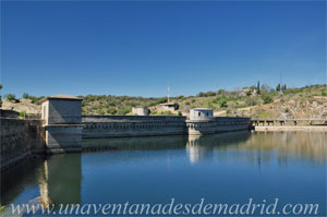 Robledillo de la Jara, Interior del embalse con la torre rectangular de toma de agua del Canal de El Villar a la izquierda, torre semicircular en el centro y aliviadero de la presa a la derecha