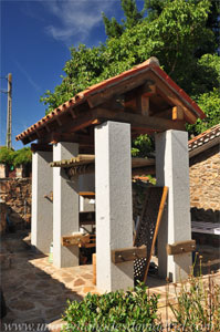 La Serna del Monte, Recreaci�n de un viejo potro de herrar situado junto a la antigua fragua