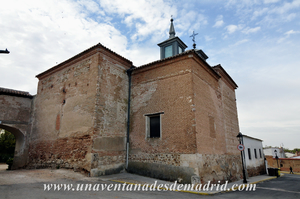 Valdeavero, Fachada Este de la iglesia con la cabecera del templo, a la izquierda, y los volúmenes de las capillas del Rosario y de la Concepción, a la derecha Valdeavero, Fachada Este de la iglesia con la cabecera del templo, a la izquierda, y los volúmenes de las capillas del Rosario y de la Concepción, a la derecha