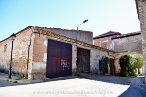 Valdeavero. Arco sobre el que se extiende el pasadizo que comunica el palacio con la sacristía de la iglesia, así como con las dependencias agropecuarias que ocultan el lateral norte del palacio Valdeavero. Arco sobre el que se extiende el pasadizo que comunica el palacio con la sacristía de la iglesia, así como con las dependencias agropecuarias que ocultan el lateral norte del palacio