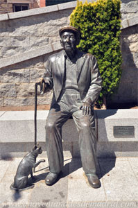 Valdemanco, Estatua existente junto al Ayuntamiento con una placa en la que leemos "La Generacin de la sabiduria. Nuestros abuelos. Marzo 2007"