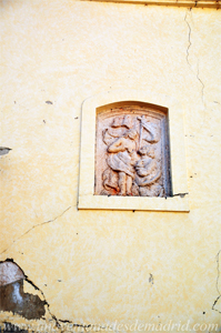 Valverde de Alcalá, Relieve situado en el exterior, en el que aparece representado Santo Tomás junto a Cristo