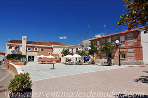 Villanueva de Perales, Plaza de la Constitución con el Ayuntamiento al fondo a la izquierda y vivienda de finales del XIX o principios del XX Villanueva de Perales, Plaza de la Constitución con el Ayuntamiento al fondo a la izquierda y vivienda de finales del XIX o principios del XX