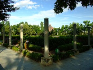Jardn de las Tres Culturas, Columnas