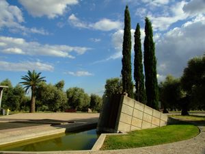 Jardn de las Tres Culturas, Monolito