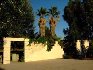 Jardn de las Tres Culturas, Muralla