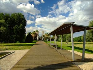 Jardn de las Tres Culturas, Pasarela-puente
