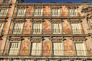 Madrid, Carlos II, Detalle de las pinturas de la fachada de la Casa de la Panadera