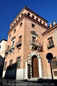 Madrid, Felipe II, Entrada principal de la Casa de las Siete Chimeneas