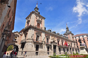 Madrid, Felipe IV, Pasaje voladizo que une Casa de la Villa con la Casa de Cisneros