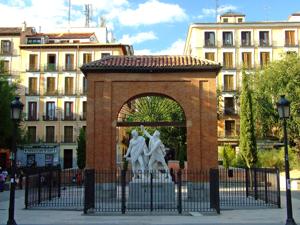 Madrid, Monumento a Daoz y Velarde delante del Arco del Parque de Artillera de Montelen